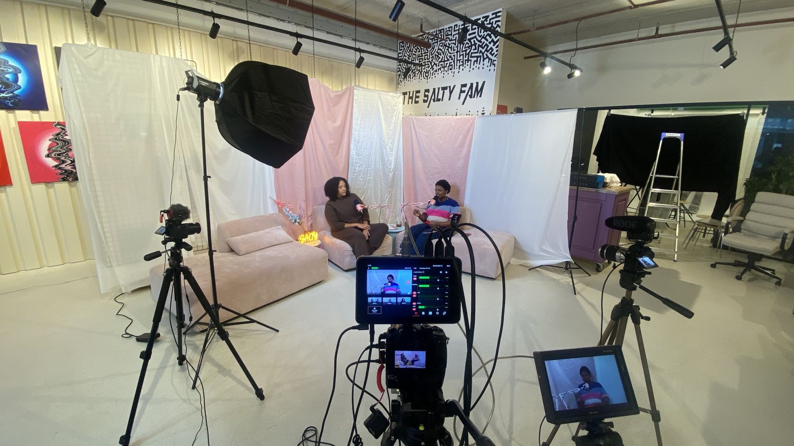 Studio met camera's, licht en livemixer tijdens een opname van AfroNet